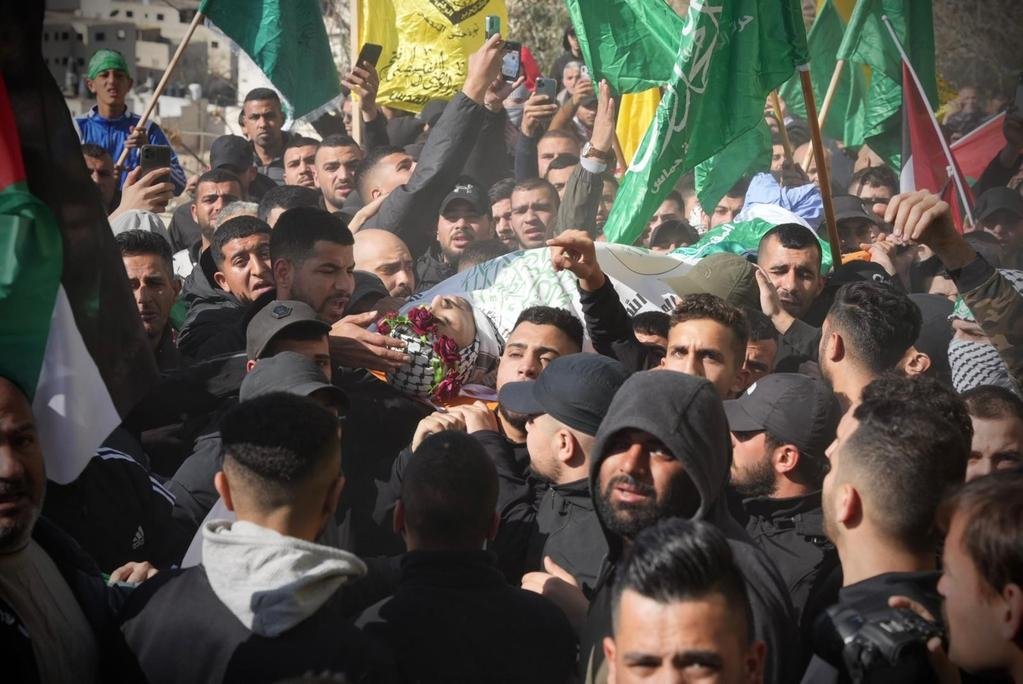تشييع حاشد للشهيد يوسف محيسن في بلدة الرام شمال القدس المحتلة.#قدس_بلس