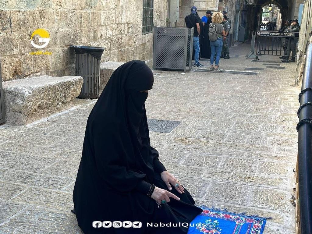 Ⓜ️ مرابطة مقدسية تؤدي صلاتها أمام باب السلسلة بعد منعها من دخول المسجد الأقصى