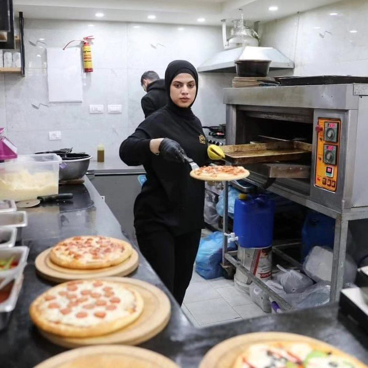 📸|| ألبوم صور لنساء فلسطينيات يعملن في مهن مختلفة في اليوم العالمي للمرأة في مدينة #غزة.