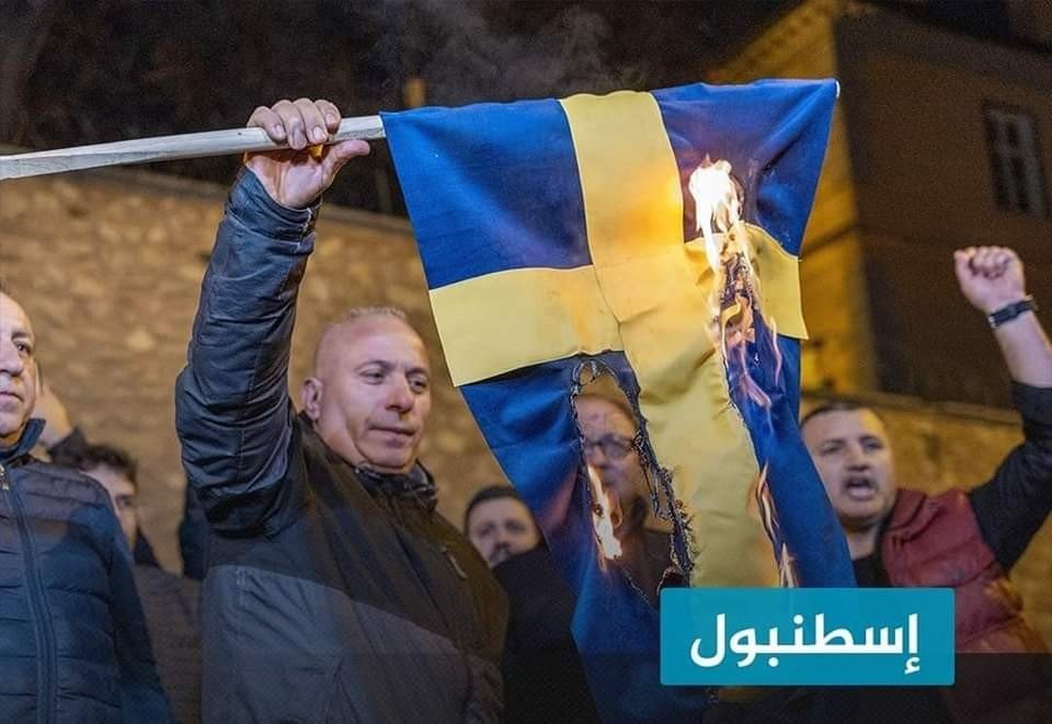 #صورة_اليوم | أقدم متظاهرون على حرق العلم السويدي أمام قنصلية العامة لدولة ‎#السويد في شارع الاستقلال بمنطقة تقسيم في ‎#إسطنبول احتجاجا على إقدام مواطن سويدي على إحراق المصحف الشريف في ستوكهولم.