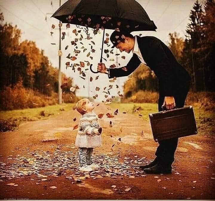 أحيانآ لا تحتاج إلى الشخص الذي يعطيك المظلة ، وإنما تحتاج الشخص الذي يبتل معك ! فمساحة الشعور تفوق مساحة العطاء من يشترى خاطرك أشتريه بعمرك