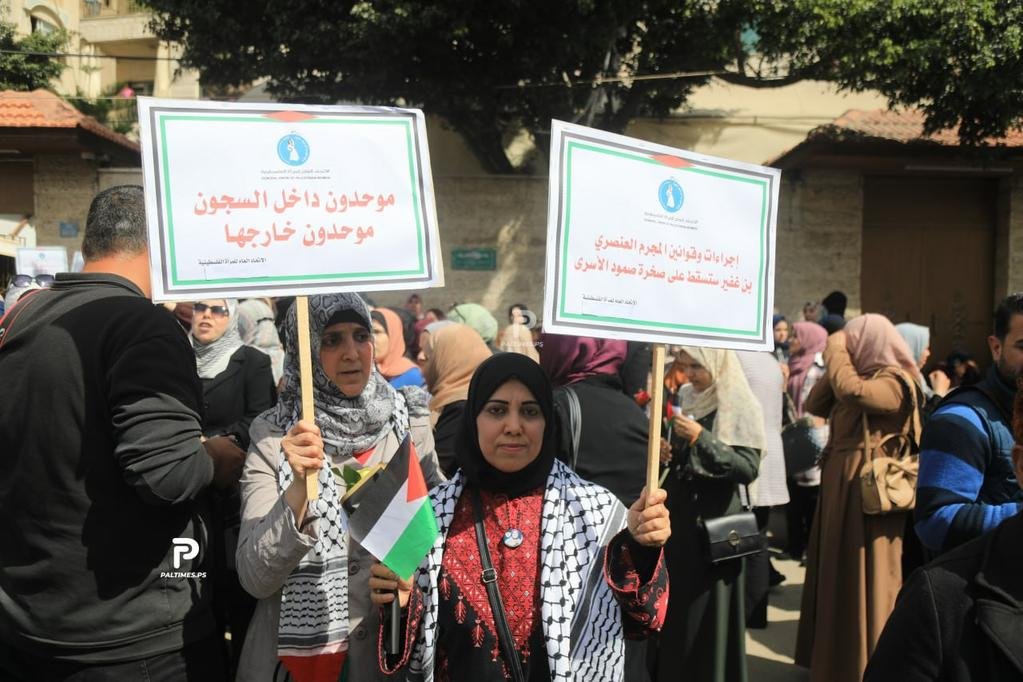 🔵🖼️ #صور | وقفة تضامنية مع الأسيرات في سجون الاحتلال في ذكرى يوم المرأة، أمام مقر الصليب الأحمر بمدينة غزة.