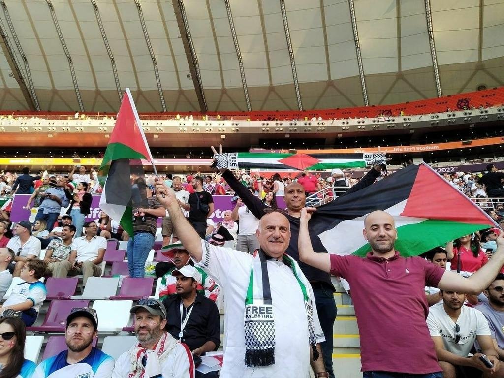 صور| مشجعون يرفعون العلم الفلسطيني خلال مباراة إنجلترا وإيران ضمن المجموعة الثانية من كأس العالم 2022 في قطر.