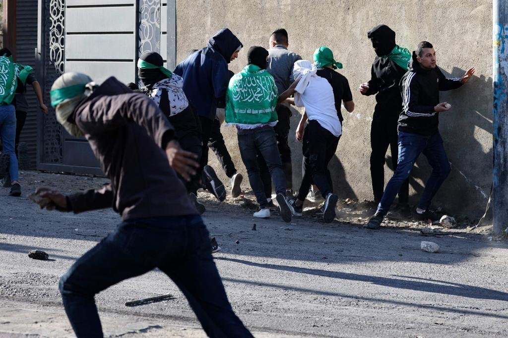 #صور| جانب من المواجهات العنيفة تشهدها بلدة الرام في #القدس المحتلة منذ تشييع الشــهـيد يوسف محيسن. تصوير: الفرنسية
