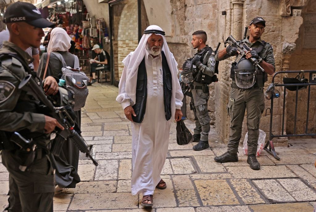 #صور| قوات الاحتلال تشدد الخناق على الفلسطينيين في البلدة القديمة بالقدس المحتلة بالمقابل تسمح للمستوطنين باقتحام المسجد الأقصى في ثاني أيام ما تسمى بـ"رأس السنة العبرية".