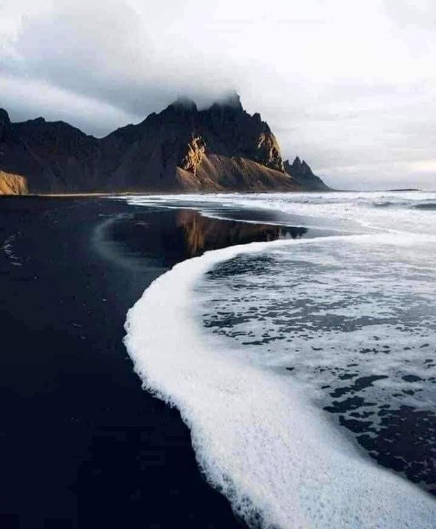 شاطئ الرمال السوداء...