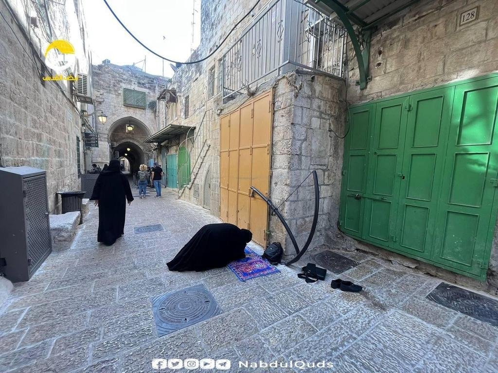 Ⓜ️ مرابطة مقدسية تؤدي صلاتها أمام باب السلسلة بعد منعها من دخول المسجد الأقصى