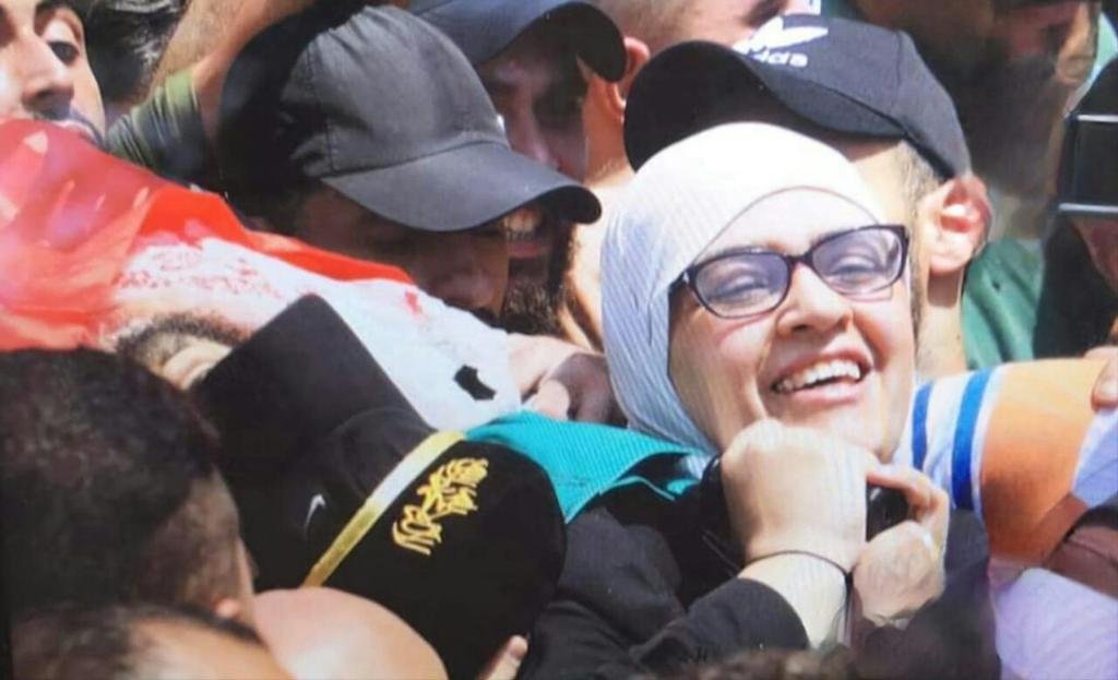 صور تغني عن كلِّ مفرداتِ الكلام.. إنها الأمُ الفلسطينية تزفُ ابنها بطلاً ✌️#إبراهيم_النابلسي