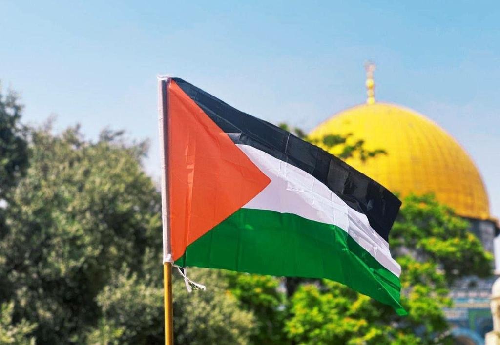 سيبقى العلم الفلسطيني عاليآ مرتفعآ مرفرفآ بالنصر والأمان فوق كل أرض فلسطين 🇵🇸.