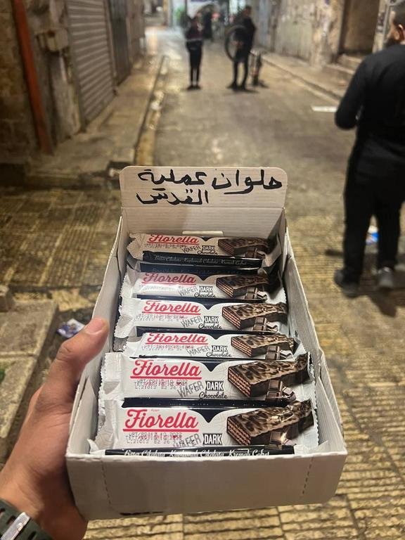 🔵🖼️ #صور | توزيع الحلوى ابتهاجا بعملية القدس في البلدة القديمة بنابلس.