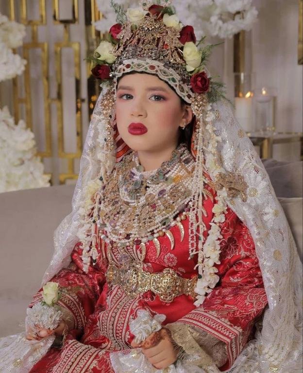 The Tetuanian Shadda🇲🇦is an authentic tradition, as it is the bride’s dress on her wedding night, and the girl’s dress on two occasions, the moment she reaches the age of seven, or on the first days of her fast in Ramadan.#moroccan_tradition #moroccoculture #moroccanstyle #الشدة_الشمالية #الشدة_التطوانية#القفطانالمغربيالاصيل #القفطان_المغربي_الاصل_والباقي_سرقه #الثرات_المغربي #التراث_المغربي 🇲🇦