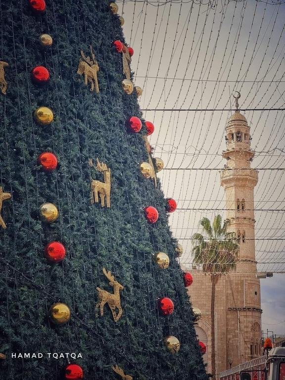 ‏نهاركم جميل محبي فلسطين 🇵🇸 ‏اجواء سوق الميلاد السنوي الثاني والعشرين ‏ من ساحة المهد(مهد المسيح) في مدينة بيت لحم .‏📸 حمد علي طقاطقة‏⁧‫#بلادي‬⁩‏⁧‫#بيت_لحم‬⁩‏⁧‫#موطن_المسيح‬⁩