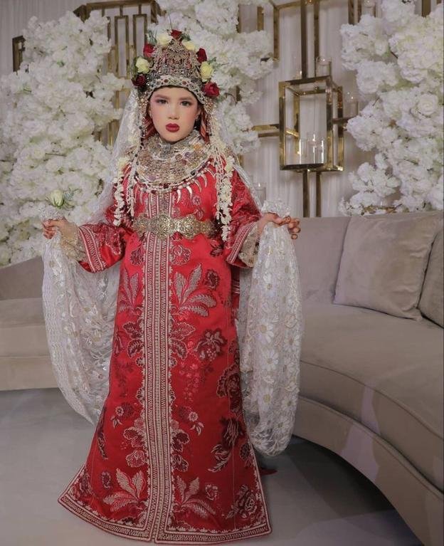 The Tetuanian Shadda🇲🇦is an authentic tradition, as it is the bride’s dress on her wedding night, and the girl’s dress on two occasions, the moment she reaches the age of seven, or on the first days of her fast in Ramadan.#moroccan_tradition #moroccoculture #moroccanstyle #الشدة_الشمالية #الشدة_التطوانية#القفطانالمغربيالاصيل #القفطان_المغربي_الاصل_والباقي_سرقه #الثرات_المغربي #التراث_المغربي 🇲🇦