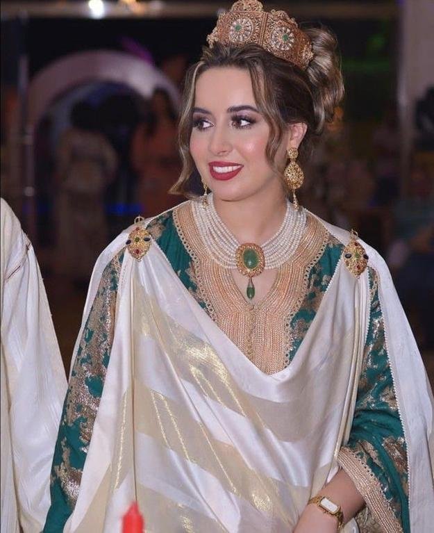 Tekhlila Makhzania (or Rbatia) is a royal traditional moroccan attire, it goes on top of the caftan, it is a silk fabric that gets pinned on the caftan using 'Choukat' two brooches on each side of the chest...👑🇲🇦#moroccan_tradition #moroccoculture #moroccanstyle #moroccancaftan #التخليلة_المخزنية. #القفطان_المغربي #القفطان_المغربي_الاصل_والباقي_سرقه #القفطان_المغربي_العالمي #القفطان_الملكي #الثرات_المغربي #التراث_المغربي