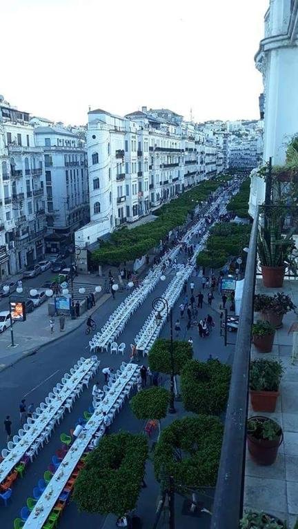 أكبر_مائدة_إفطار_جماعي_بالجزائر 💢" إليكم_بالصور...