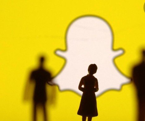 تُدرس شركة “SNAP” المالكة للتطبيق الاجتماعي الشهير Snapchat، إمكانية فتح الباب لمُغادرة عدد كبير من مُوظفيها، وذلك بسبب المُعاناة الاقتصادية للشركة للتقليل من نفقاتها #سناب_شات #الولايات_المتحده