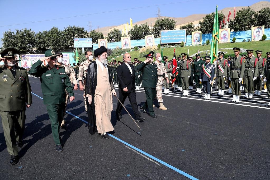 #صور| المرشد الإيراني علي خامنئي يشارك في حفل تخرج لطلاب أكاديميات القوات المسلحة بالعاصمة طهران.