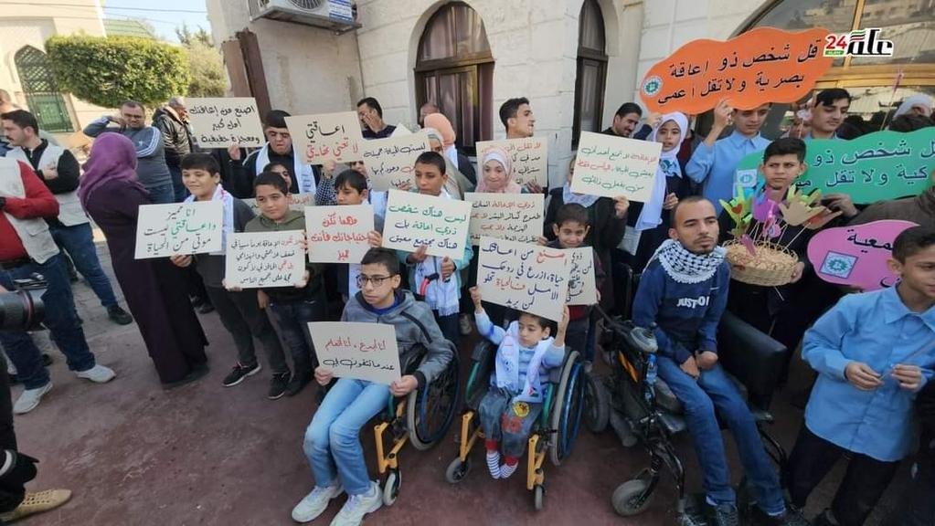 جانب من مشاركتنا في الوقفة الاحتجاجية بمناسبة اليوم العالمي للاشخاص ذوي الاعاقة اليكم التفاصيل 👇👇👇👇👇👇👇👇👇👇👇 طالب المئات من #الأشخاص_ذوي_الإعاقة في قطاع #غزة وممثلي المنظمات الأهلية العاملة في مجال #التأهيل بضرورة تنفيذ قانون #المعاق الفلسطيني الذي صدر العام 1999 وإصدار بطاقة الأشخاص ذوي الإعاقة وتوظيف ما لا يقل عن 5% من الأشخاص ذوي الإعاقة في الوظائف العامة والخاصة وضرورة مواءمة #القانون_الفلسطيني مع الاتفاقية الدولية لحقوق الأشخاص ذوي الإعاقة وتوحيده في كل فلسطين.جاء ذلك خلال الوق