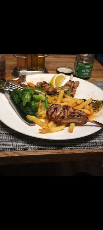 Having a simple but a healthy and tasty dinner/ lamb chops with chips and broccoli ( London)#healthylifestyle #healthyfood#الصحة #المجتمع_في_باز #المطبخ_الجزائري#baaz #lifestyle #healthylifestyle #