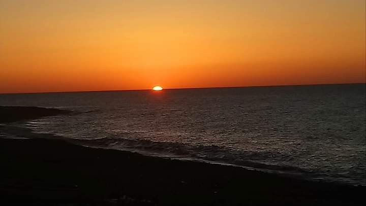 un très beau coucher de soleil d'une magnifique plage sur la côte ouest de Béjaïa
