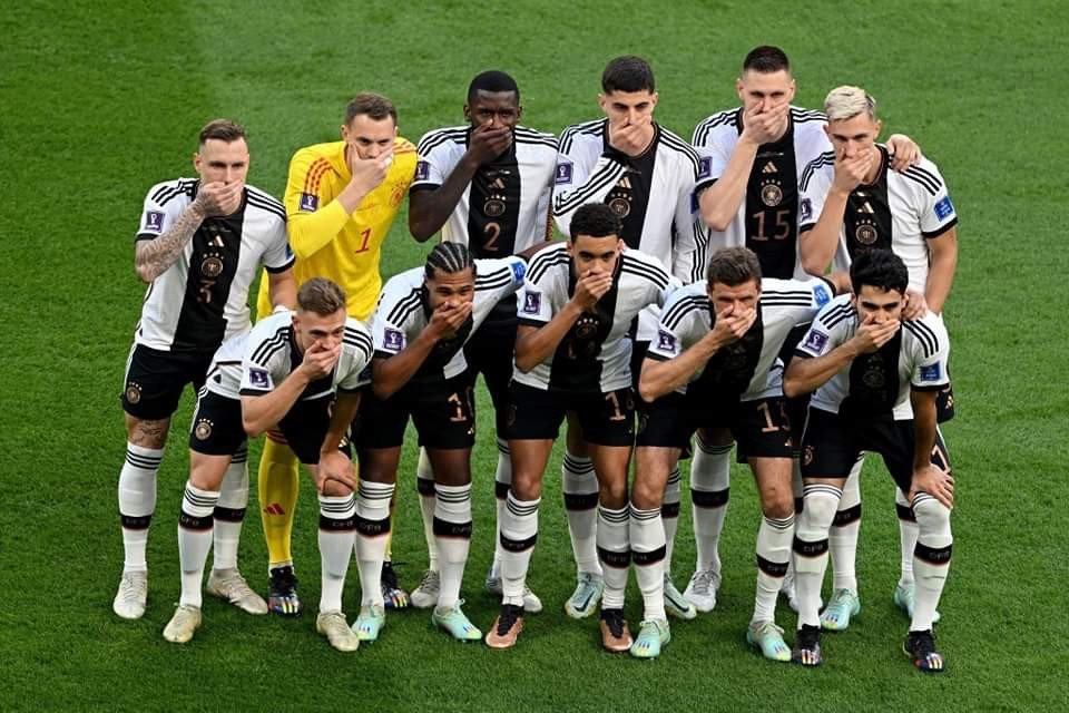 • رأيك بحركة لاعبين ألمانيا؟ 🎙 إيدن هازارد: حركة ألمانيا؟ كانوا سيلعبون بشكل أفضل لو لم يفعلوا ذلك وحاولوا الفوز. نحن هنا للعب كرة القدم، ولست هنا لنقل رسالة سياسية.#النشامى #المونديال_على_ارض_عربية