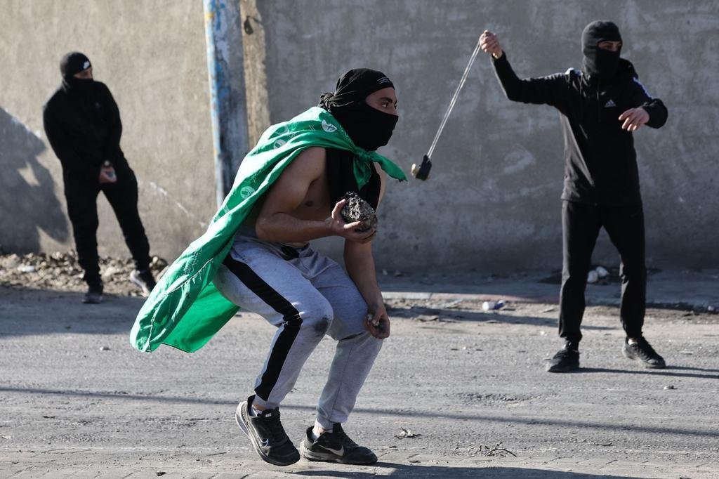 #صور| جانب من المواجهات العنيفة تشهدها بلدة الرام في #القدس المحتلة منذ تشييع الشــهـيد يوسف محيسن. تصوير: الفرنسية