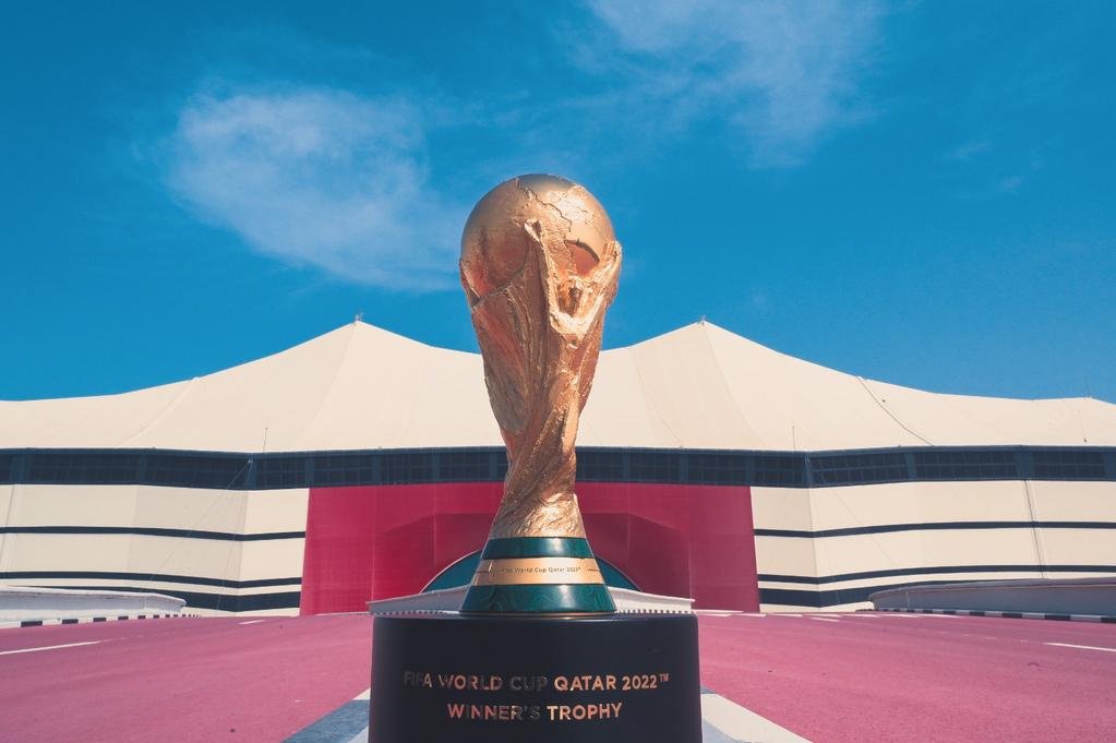 أعلن الاتحاد الدولي لكرة القدم (الفيفا) عن تقديم موعد حفل الافتتاح وأولى مباريات #كأس_العالم FIFA قطر 2022™ إلى الأحد 20 نوفمبر المقبل، بدلاً من 21 نوفمبر، كما كان مقرراً في السابق. وجاء الإعلان بعد قرار مكتب مجلس الفيفابالإجماع، في اجتماعه اليوم، بإقامة مباراة افتتاح البطولة بين منتخب البلد المضيف والإكوادور في استاد البيت عند السابعة من مساء الأحد 20 نوفمبر، على أن يشهد ذلك اليوم مباراة واحدة فقط.