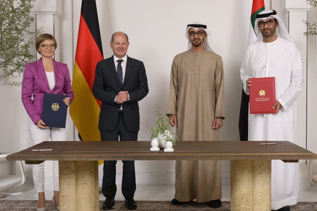 #يحدث_الآن | رئيس دولة الإمارات يستقبل المستشار الألماني ويبحثان مسارات التعاون والفرص المطروحة لتعزيز الشراكة الاستراتيجية الشاملة بين البلدين- رئيس الدولة ومستشار ألمانيا يشهدان توقيع اتفاقية استراتيجية في مجال تسريع أمن الطاقة والنمو الصناعي - توقيع اتفاقية بين ‎الإمارات و ‎ألمانيا لتصدير الغاز عبر "أدنوك" الإماراتية - الإمارات تعلن أنها ستزود ‎ألمانيا بـ250 طن شهرياً من الديزل، وشحنات غاز مسال، في إطار الاتفاق الذي جاء في اليوم الثاني لزيارة المستشار الألماني ‎#الإمارات #المانيا