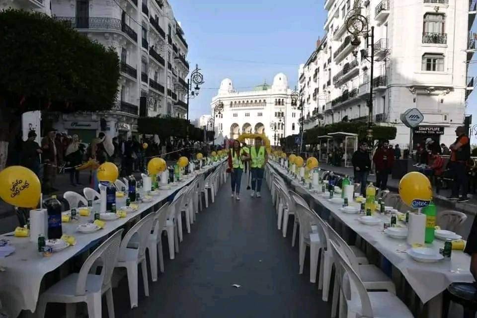 أكبر_مائدة_إفطار_جماعي_بالجزائر 💢" إليكم_بالصور...