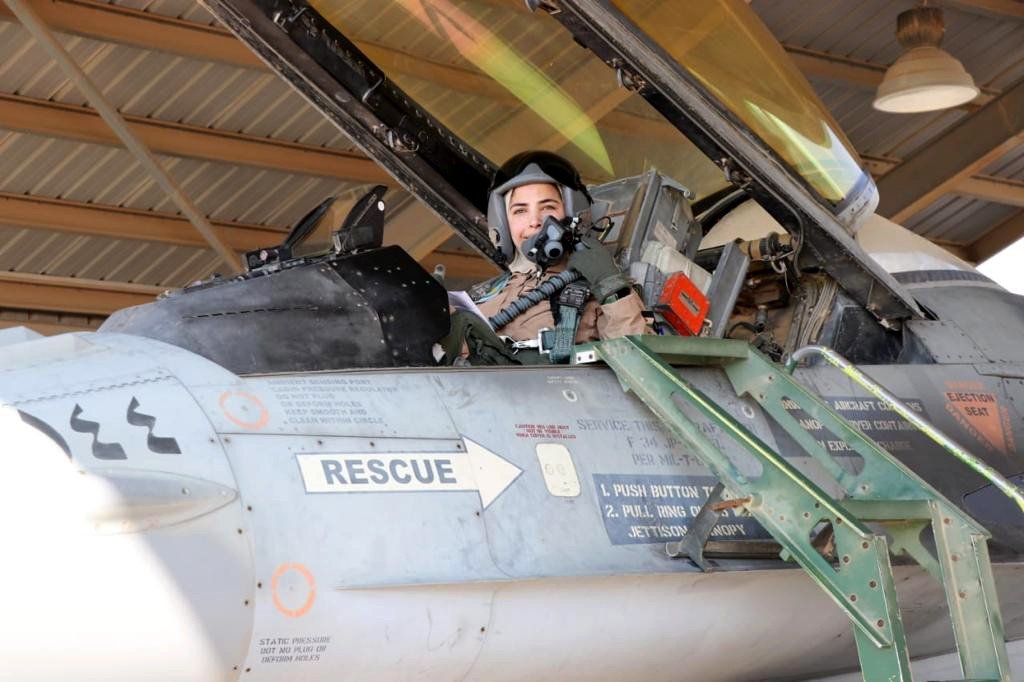 #صور | الملازم طيار سبأ الذنيبات تصبح أول امرأة أردنية من سلاح الجو الملكيتحلّق منفردة بطائرة من طراز (إف 16)#الاردن #القوات_المسلحه_الاردنيه #المراه_في_الاردن #سبأ_الذنيبات