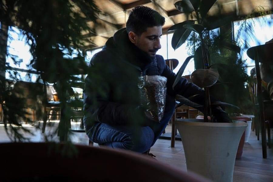 عبد الله الصفدي يستخدم رواسب القهوة كسماد للنباتات في مدينة غزة. يروج عبد الله الصفدي، شاب من غزة في العشرينات من عمره، لإعادة تدوير رواسب القهوة إلى سماد عضوي في مجتمعه.