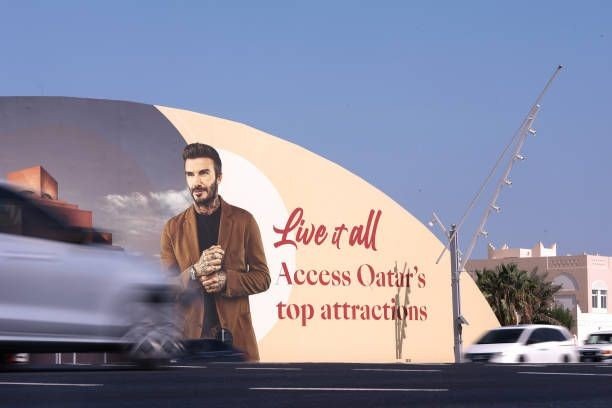 ‏📸 | جدارية ديفيد بيكهام سفير قطر للمونديال في أحد شوارع الدوحة.