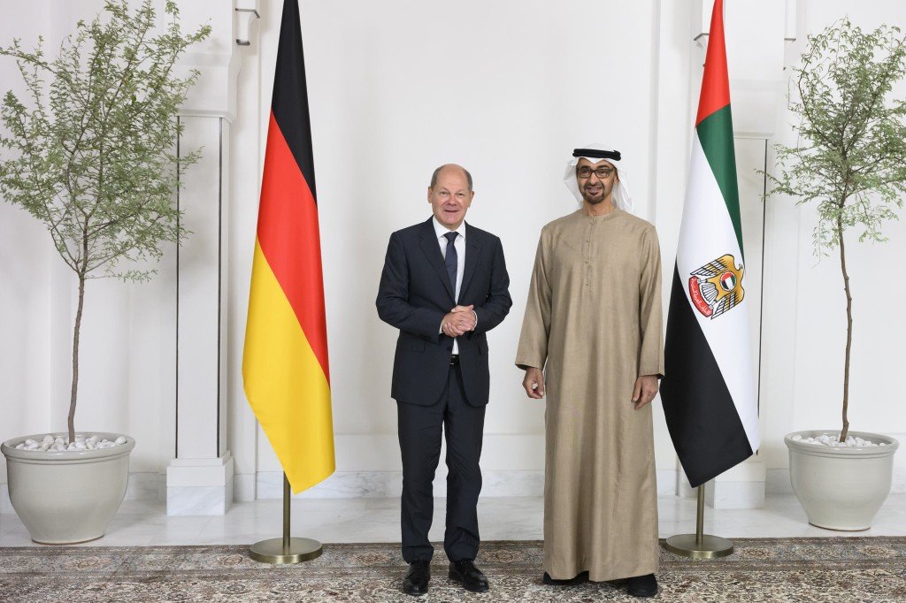 #يحدث_الآن | رئيس دولة الإمارات يستقبل المستشار الألماني ويبحثان مسارات التعاون والفرص المطروحة لتعزيز الشراكة الاستراتيجية الشاملة بين البلدين- رئيس الدولة ومستشار ألمانيا يشهدان توقيع اتفاقية استراتيجية في مجال تسريع أمن الطاقة والنمو الصناعي - توقيع اتفاقية بين ‎الإمارات و ‎ألمانيا لتصدير الغاز عبر "أدنوك" الإماراتية - الإمارات تعلن أنها ستزود ‎ألمانيا بـ250 طن شهرياً من الديزل، وشحنات غاز مسال، في إطار الاتفاق الذي جاء في اليوم الثاني لزيارة المستشار الألماني ‎#الإمارات #المانيا